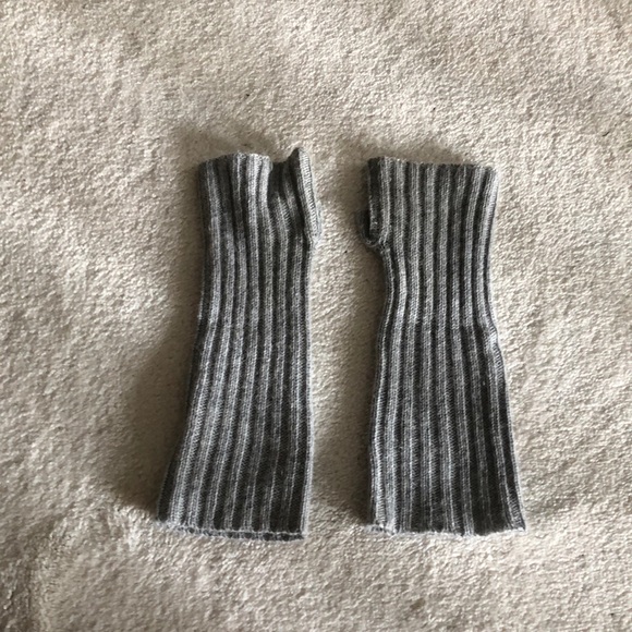 Grey knit fingerless gloves - Picture 2 of 5